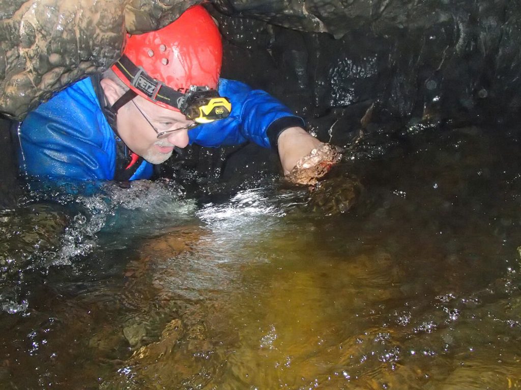 Caving in water